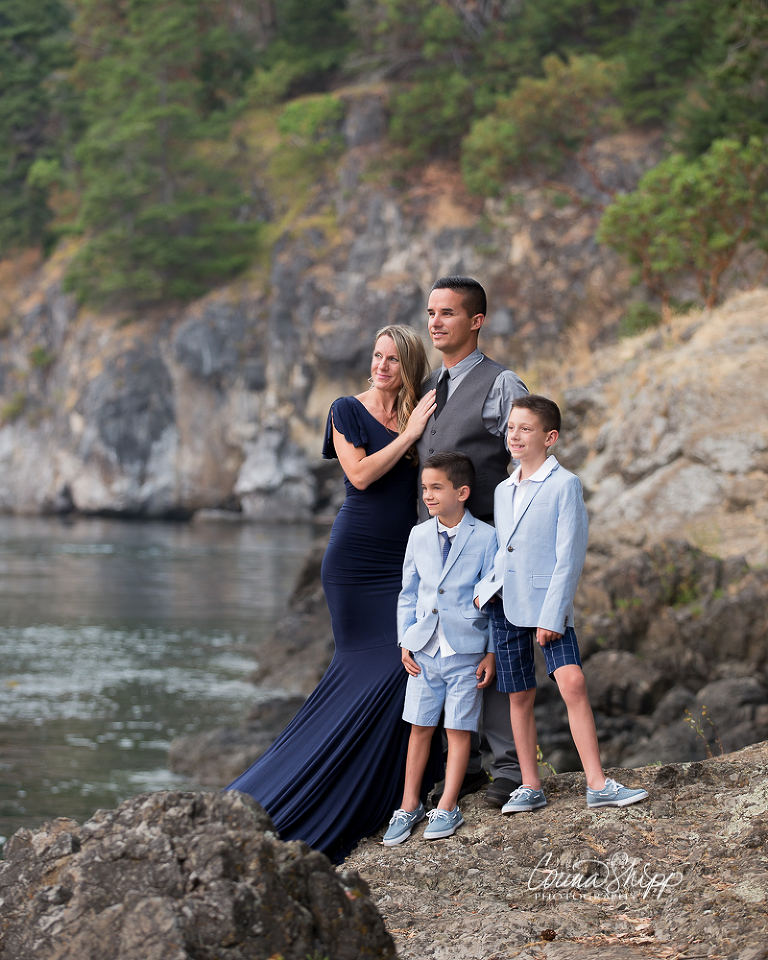 SW Washington Family Photographer-family looking over the water