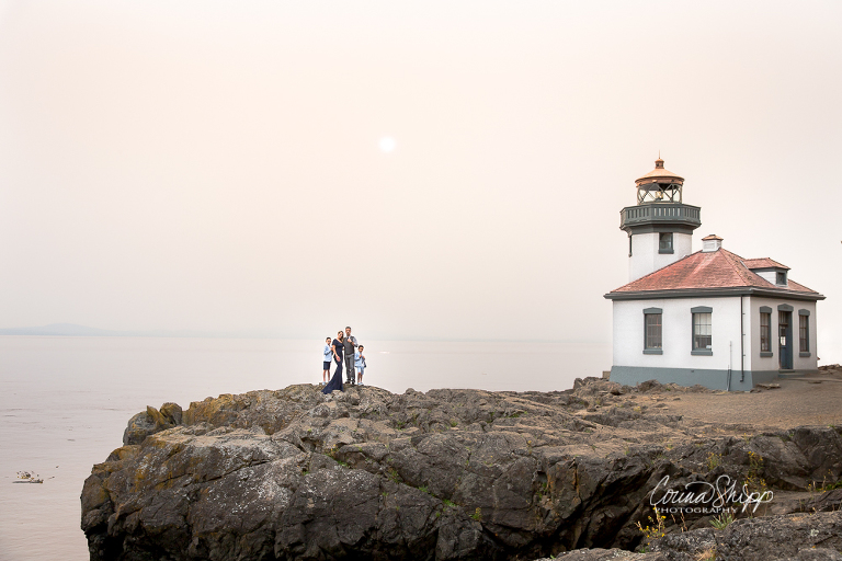 SW Washington Family Photographer-family next to lighthouse