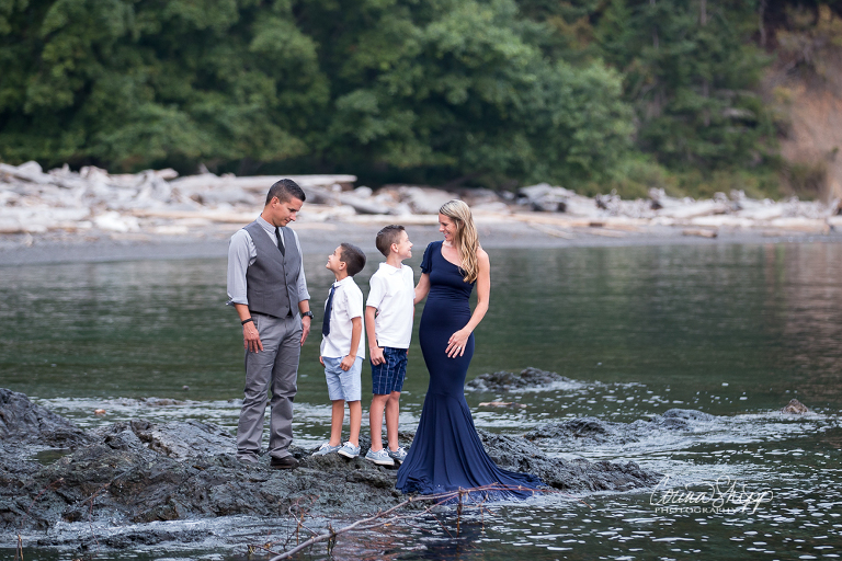 SW Washington Family Photographer-family on sea rocks