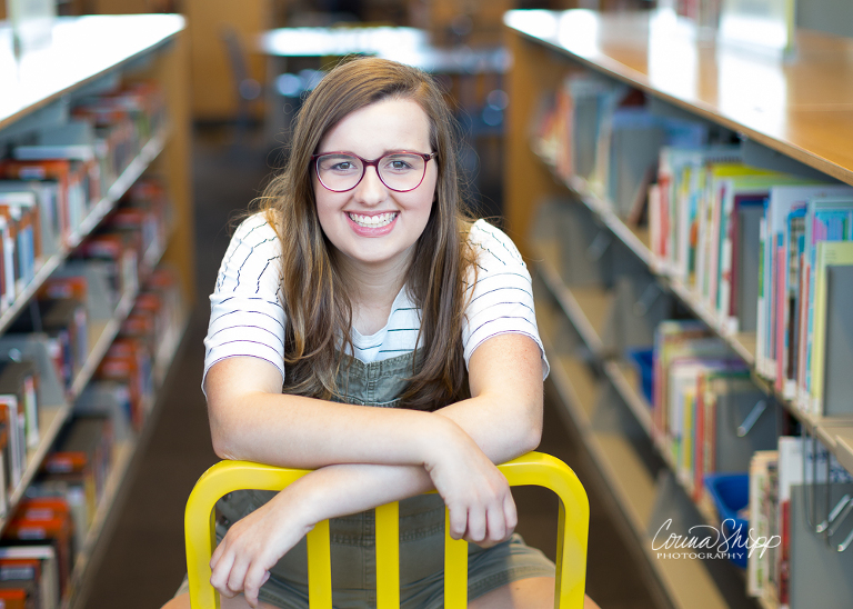 Corina Shipp Photography-SW Washington Senior Photographer-young lady sitting in the library