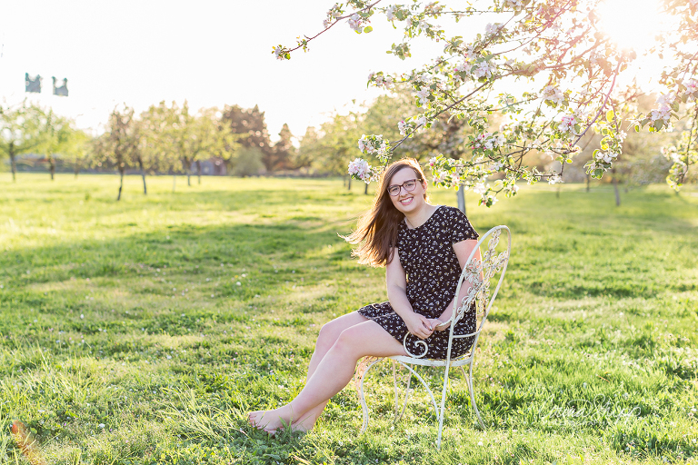 Corina Shipp Photography-SW Washington Senior Photographer-teen girl sitting in the apple orchard