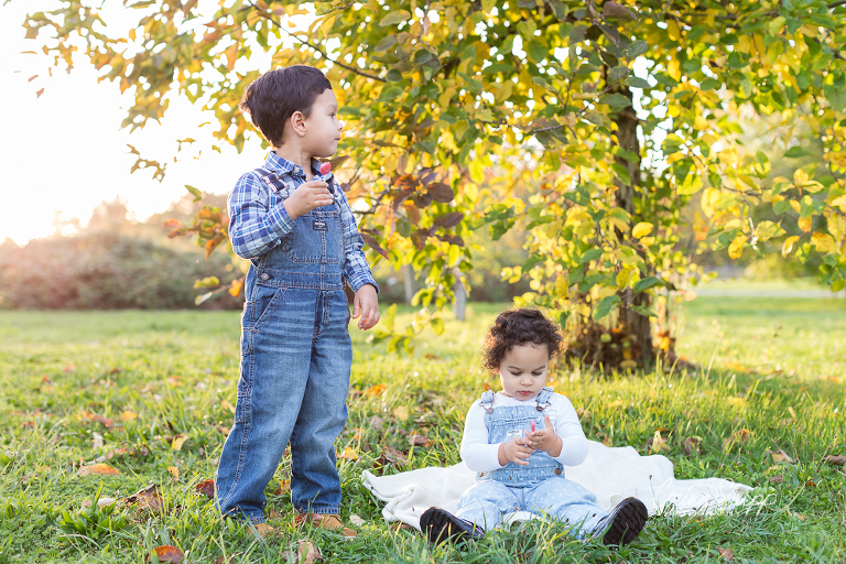 Corina Shipp Photography-Vancouver Children's Photographer-kids enjoying lollipops in the orchard