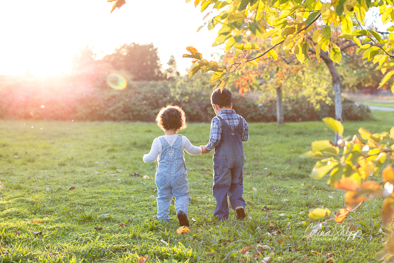 Corina Shipp Photography-Vancouver Children's Photographer-young siblings holding hands in open field